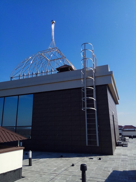 Techo del edificio moderno con protección contra rayos y sistema de ventilación.