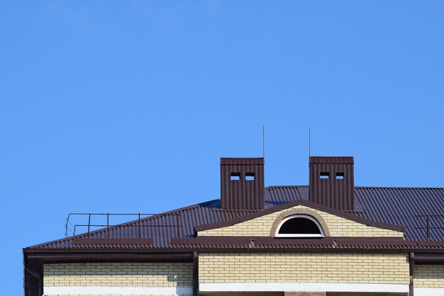 El techo de un edificio de varios pisos.