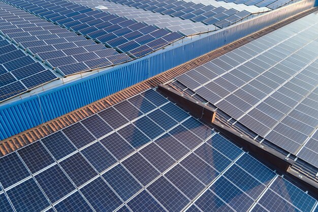 Techo de edificio de vista aérea con filas de paneles solares fotovoltaicos azules para producir energía eléctrica ecológica limpia Electricidad renovable con concepto de cero emisiones