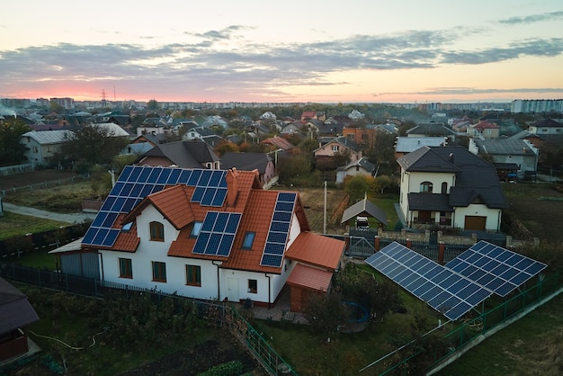 Techo de edificio de vista aérea con filas de paneles solares fotovoltaicos azules para producir energía eléctrica ecológica limpia Electricidad renovable con concepto de cero emisiones