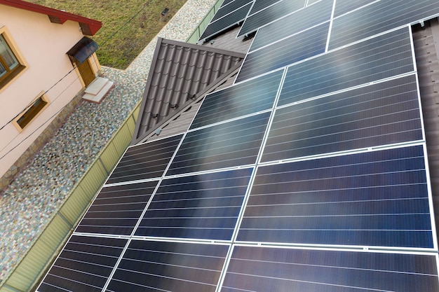Techo de edificio de vista aérea con filas de paneles solares fotovoltaicos azules para producir energía eléctrica ecológica limpia Electricidad renovable con concepto de cero emisiones
