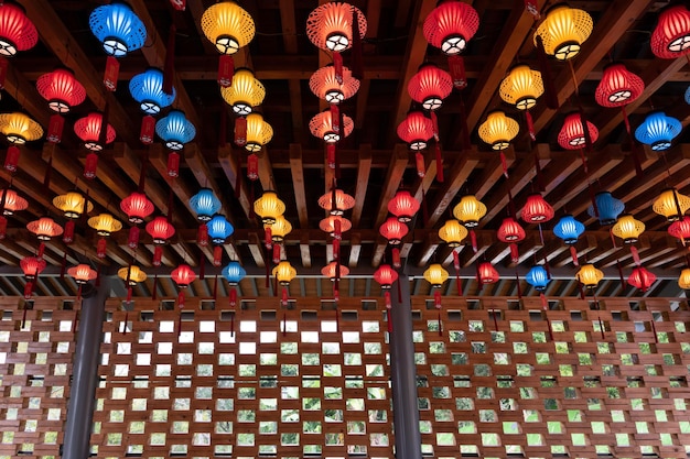 El techo está cubierto con farolillos tradicionales chinos de varios colores y estilos.