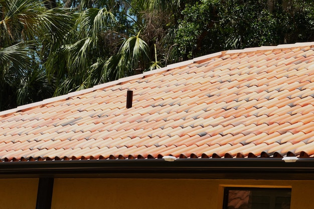 El techo está cubierto de tejas casa detalle rojo