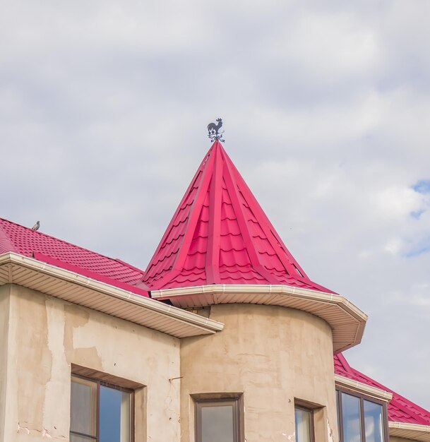 El techo está hecho de metal hojas de techo de metal tipos modernos de materiales de techo techo de la casa azulejos de metal contra el cielo azul