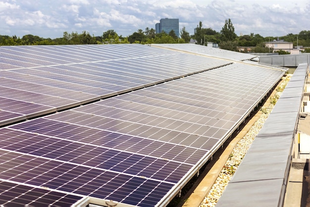 Techo de la estación de paneles solares en el fondo de la ciudad de rascacielos Sistema de paneles solares de cerca