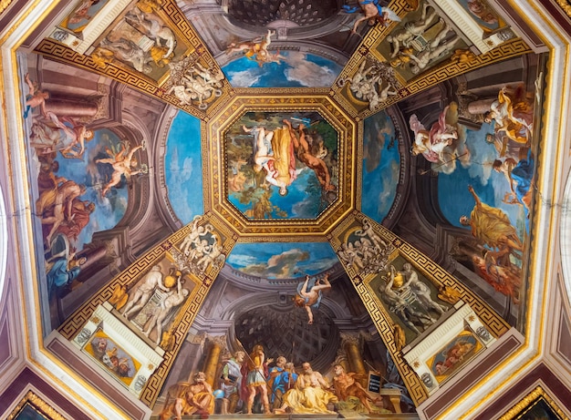 Foto el techo de una de las galerías de los museos vaticanos