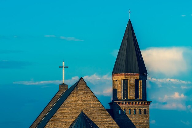 Foto el techo de la iglesia cristiana de santa maría con vistas a las nubes al atardecer - iglesia de alytus