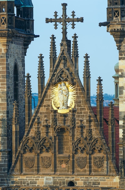 Techo de la Iglesia de Nuestra Señora antes de Tyn, desde la Plaza de la Ciudad Vieja (Stare Mesto, Praga, República Checa, construida en el siglo XV)