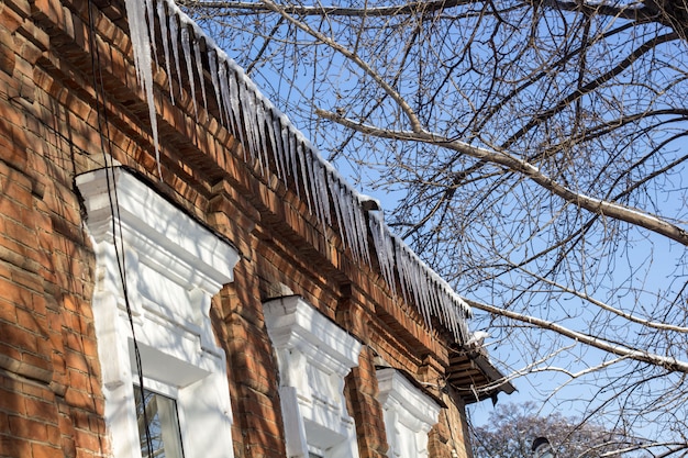 Techo invernal de la casa con carámbanos