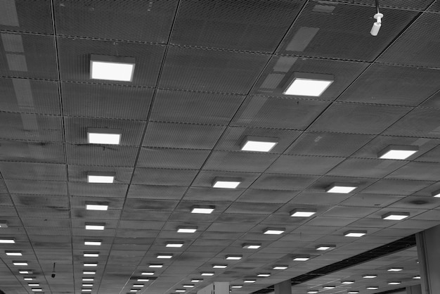 Techo con luces de neón en aeropuerto. Espacio interior vacío abstracto.