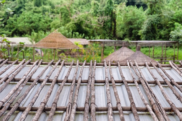 Techo de madera hecho a mano de la cabaña en el jardín