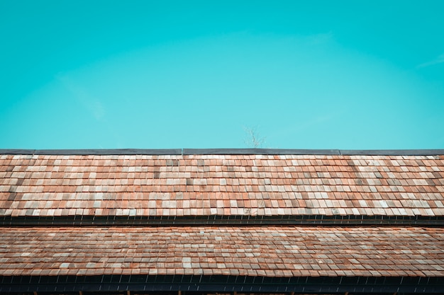 Techo de madera vieja con cielo azul