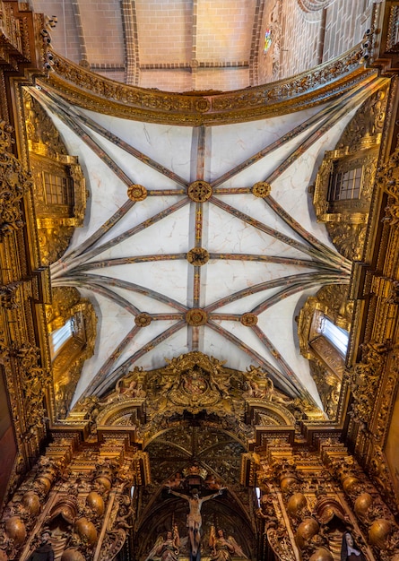 Techo de mármol con vigas doradas decoradas con motivos florales de la capilla barroca tallada