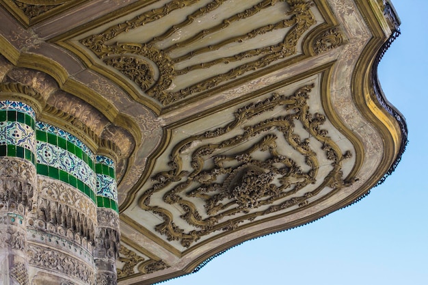 Techo de mosaico colorido de la fuente del sultán Ahmed III cerca de Hagia Sophia, Estambul, Turquía