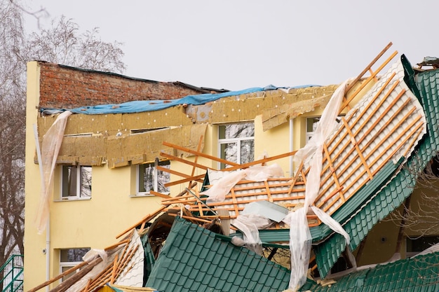 Techo recién construido arrancado del edificio debido a un error de ingeniería mala calidad de construcción Techo dañado del edificio