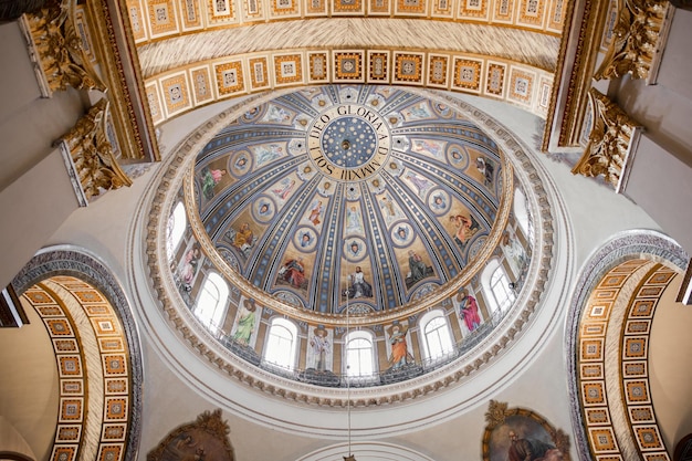 Techo redondo en una iglesia católica con pintura