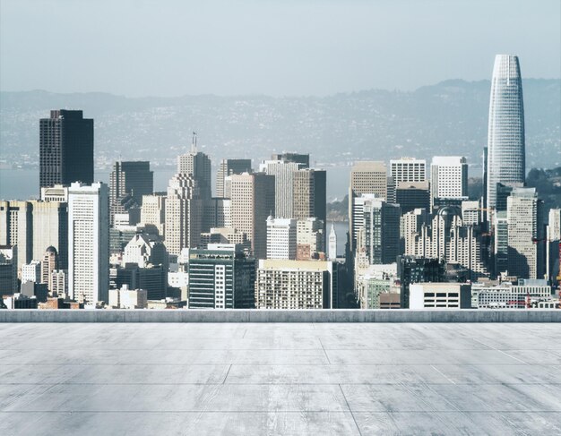 Techo sucio de hormigón vacío en el fondo de un hermoso horizonte de la ciudad de San Francisco en la maqueta de la mañana