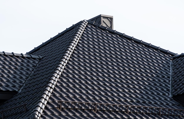 Un techo de tejas en una casa nueva Techo moderno hecho de metal Construcción de casas modernas