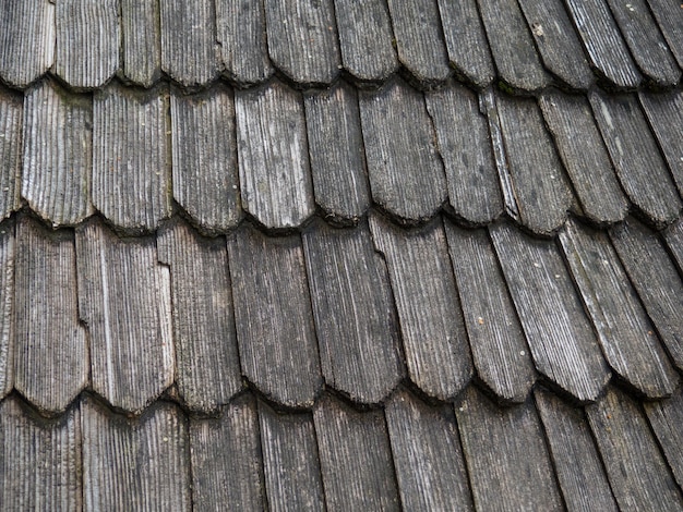 Techo de tejas de madera vieja con superficie rugosa
