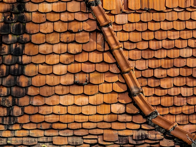 Techo de tejas rojas españolas. Patrón de filas de azulejos. Espacio libre, nadie. foto de alta calidad