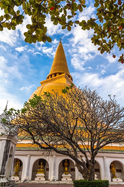 El techo del templo contra el cielo