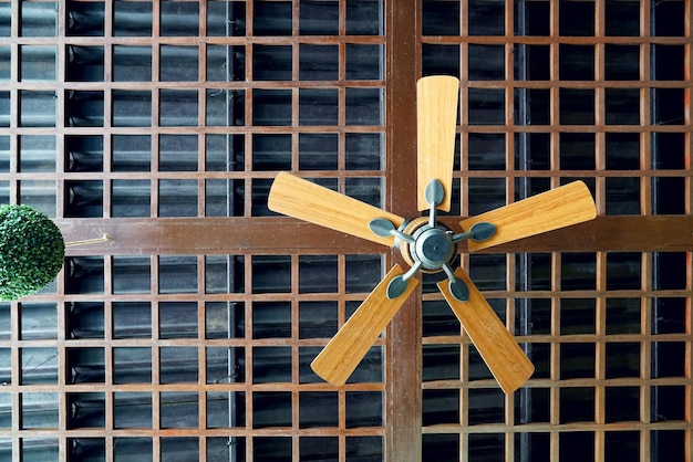 Techo de ventilador de madera antiguo