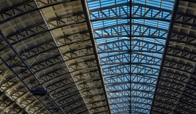 Techo de vidrio de la estación central de amsterdam en los países bajos