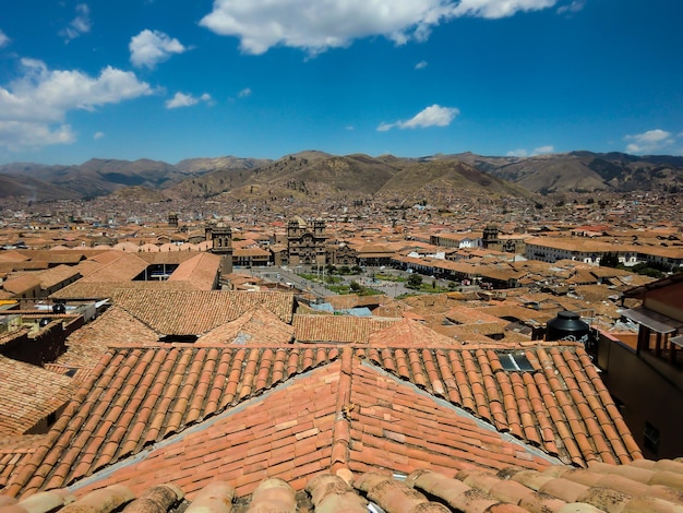 Techos de arcilla roja de las casas en la ciudad de Cusco Perú