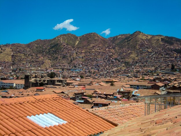 Techos de arcilla roja de las casas en la ciudad de Cusco Perú