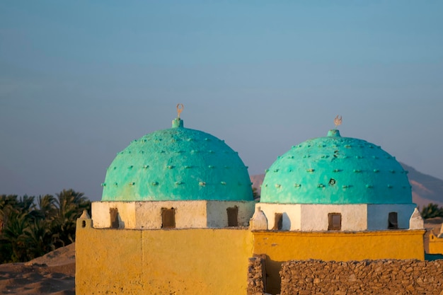 Techos azules claros de Egipto en el valle del Nilo