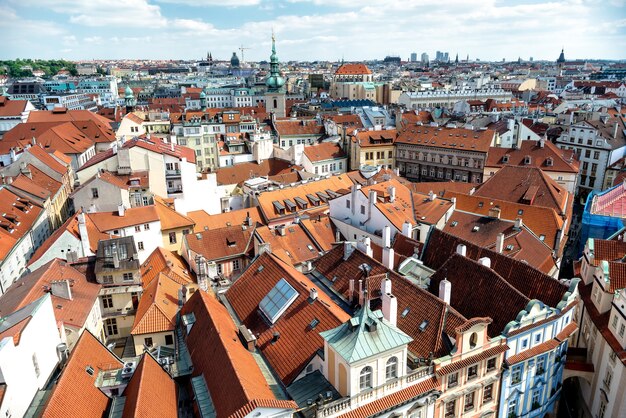 Los techos de las casas rojas tradicionales en la Plaza de la Ciudad Vieja de Praga, República Checa