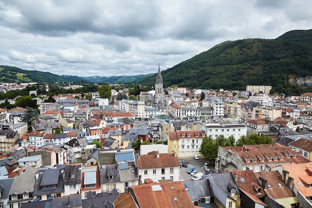 Techos de edificios y la Iglesia del Sagrado Corazón en Lourdes, Francia.