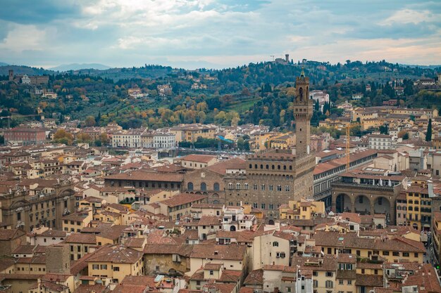 Techos rojos de casas antiguas Florencia visto desde la plataforma de observación del Campanile di Giotto