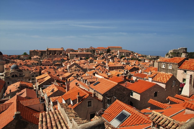 Techos rojos en la ciudad de Dubrovnik en el mar Adriático, Croacia