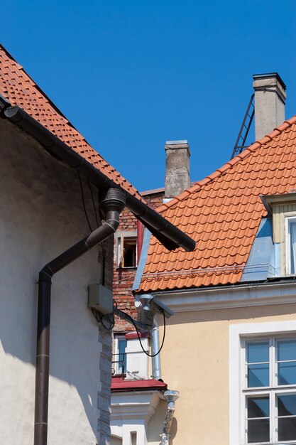 Techos típicos y edificios antiguos de Tallin, Estonia.