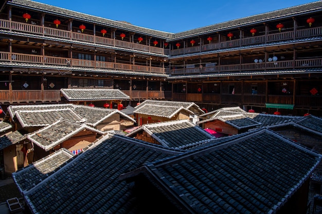 Los techos de Tulou una arquitectura tradicional china en la provincia de Fujian China filmada en un día soleado Fondo edificio Tulou King
