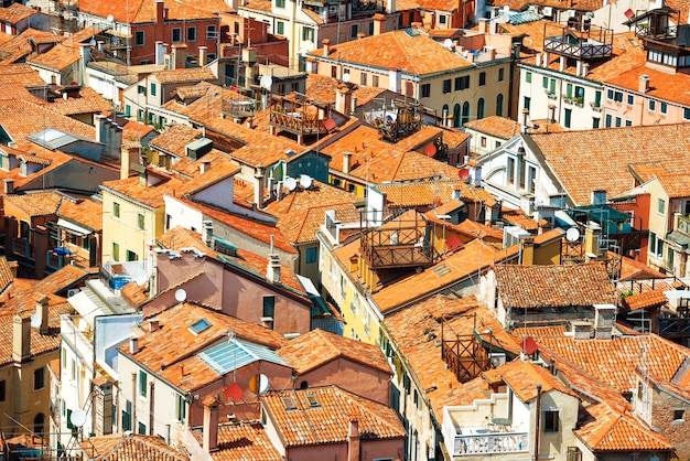 Techos de Venecia desde arriba. Vista aérea de casas, mar y palacios desde la torre San Marco
