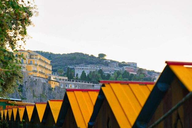 Techos de vestuarios en la playa de Sorrento, mar Tirreno, costa de Amalfi, Italia