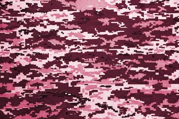 Tecido com textura de camuflagem pixelizada militar ucraniana Pano com padrão camuflado em formas de pixel cinza marrom e verde Imagem tonalizada em Viva Magenta cor do ano