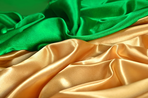 Tecido de cetim dourado e verde natural como textura de fundo