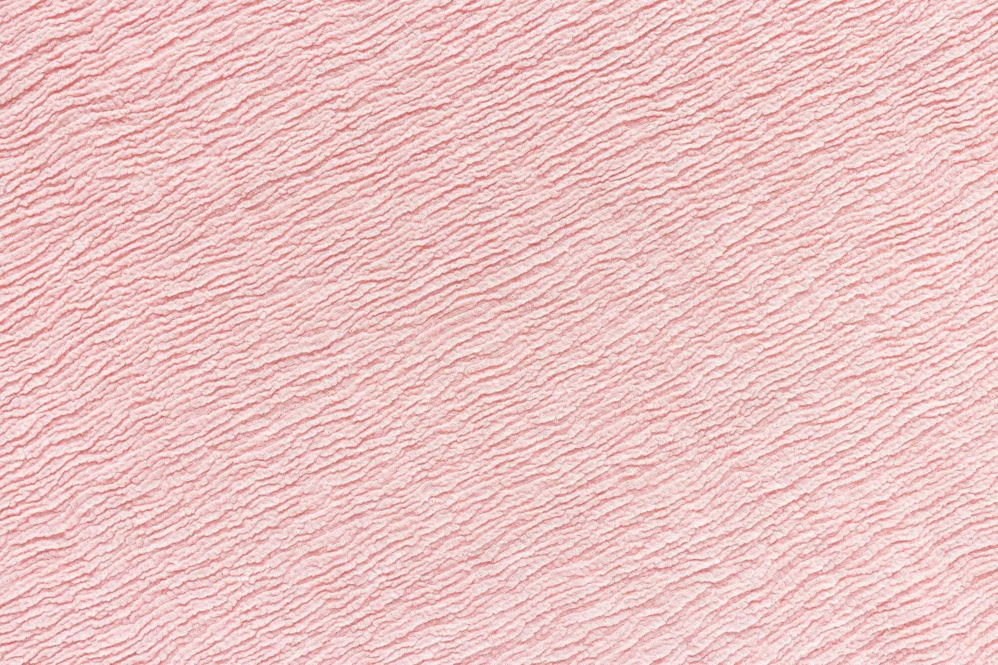 Perto do fundo de tecido xadrez rosa do pacífico amassado. textura,  conceito têxtil.