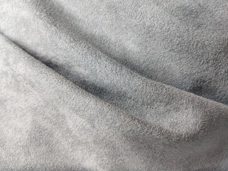 Foto tecido tecido de cortina transparente linda cor cinza azul veludo macio com uma pilha o material da cortina é dobrado descuidadamente e enrugado em uma superfície horizontal amostra de tecido opção de design de interiores