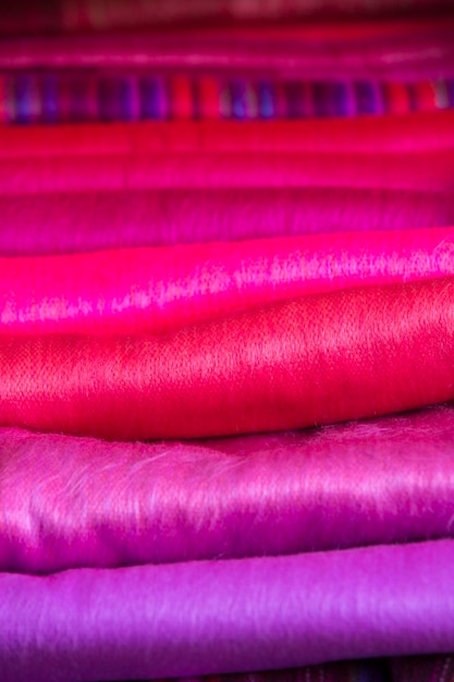 Tecidos coloridos no mercado de Otavalo no Equador