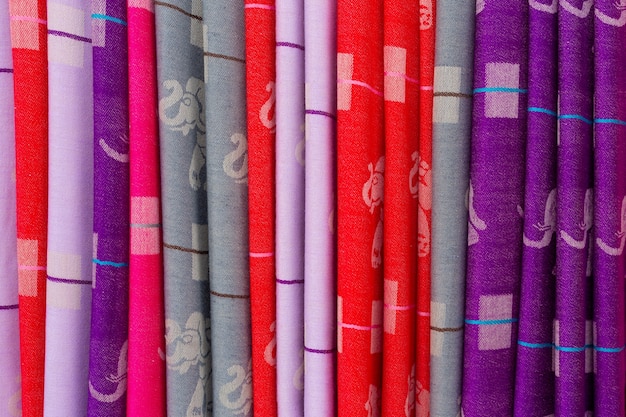 Tecidos coloridos no mercado.