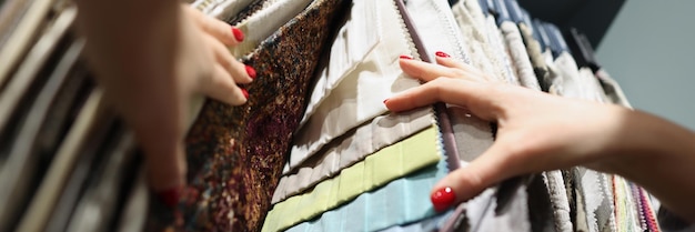 Tecidos multicoloridos em exposição estande em lojas de conceito de tecido