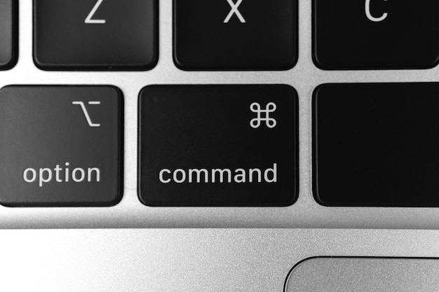 Tecla de comando y botón en el teclado Signo de comando primer plano Concepto de comunicación portátil moderno foto