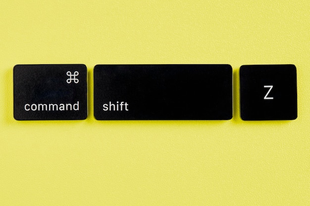 La tecla de comando shift y la tecla Z se eliminan de un teclado con fondo naranja