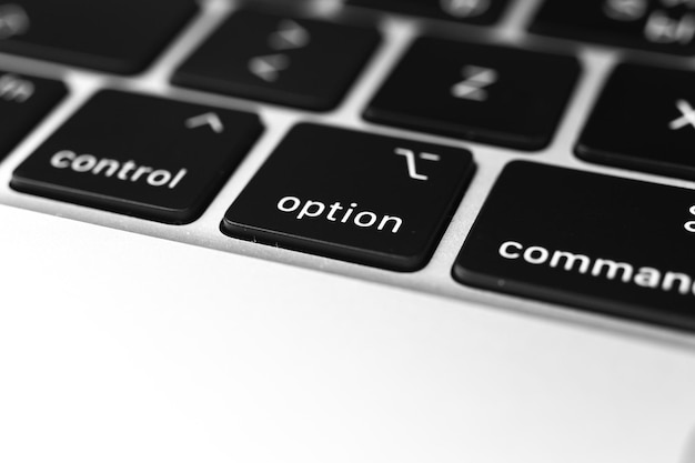 Tecla de opção e botão no teclado Sinal de opção closeup Foto moderna do conceito de comunicação de laptop