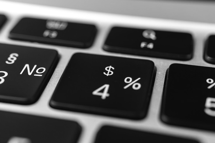 Foto tecla de dólares y botón en el teclado primer plano de signo de dólar foto de concepto de comunicación portátil moderno