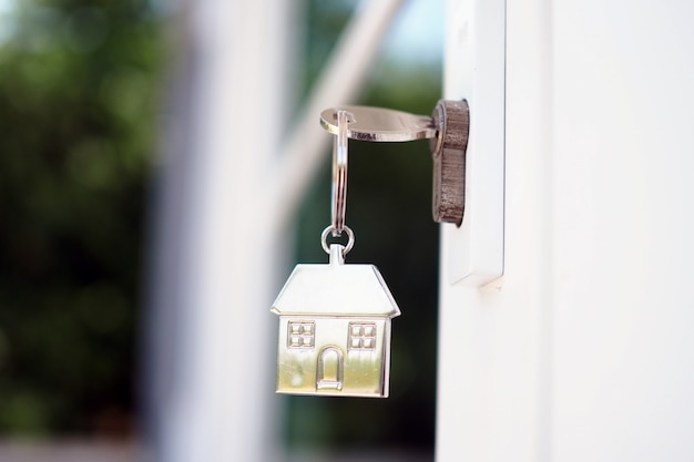 Tecla de inicio para desbloquear la puerta de la casa nueva. Alquiler, compra, venta de casas.